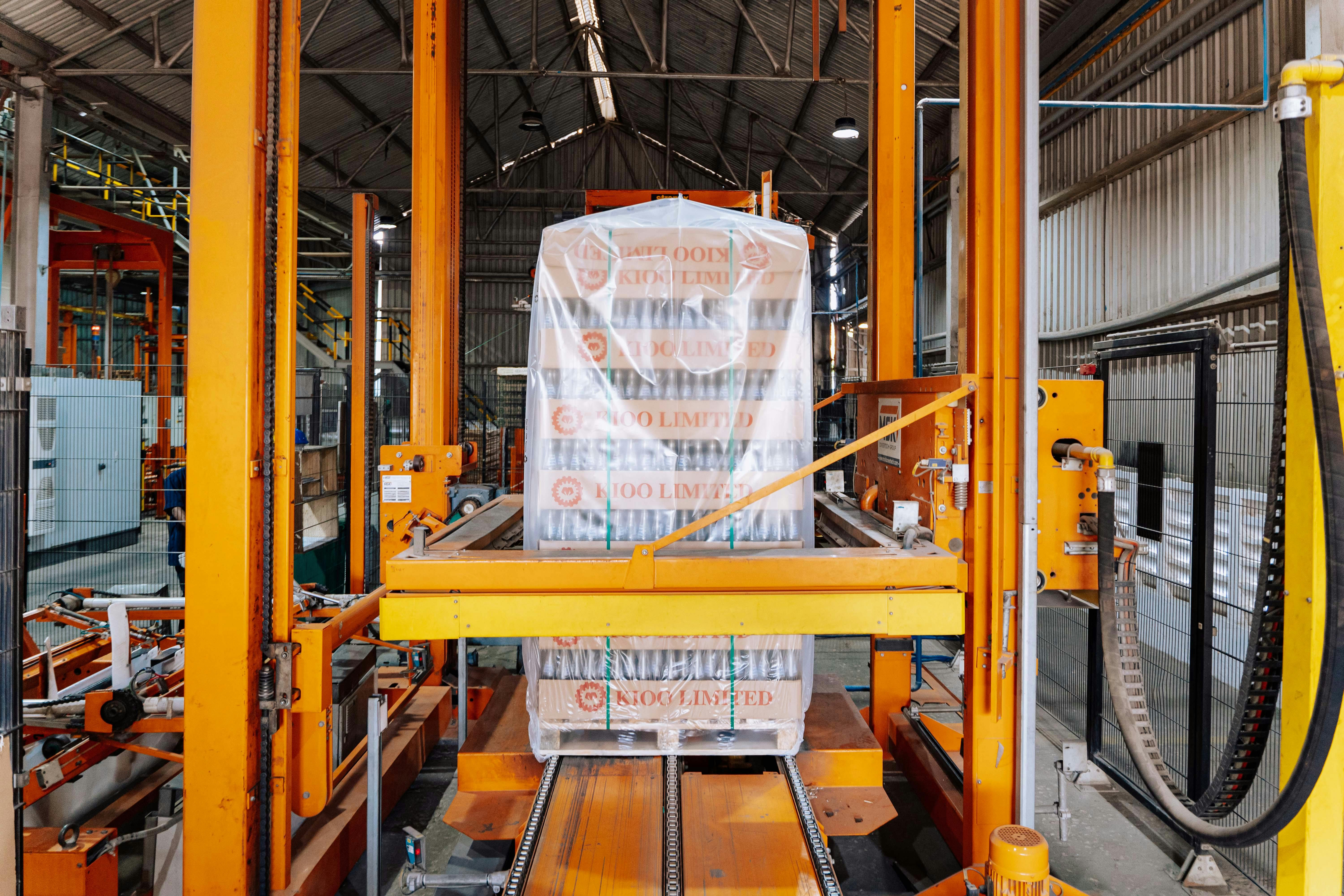 Application of 3-Layer Stretch Film Manufacturing Machine in Glass Bottle Packaging