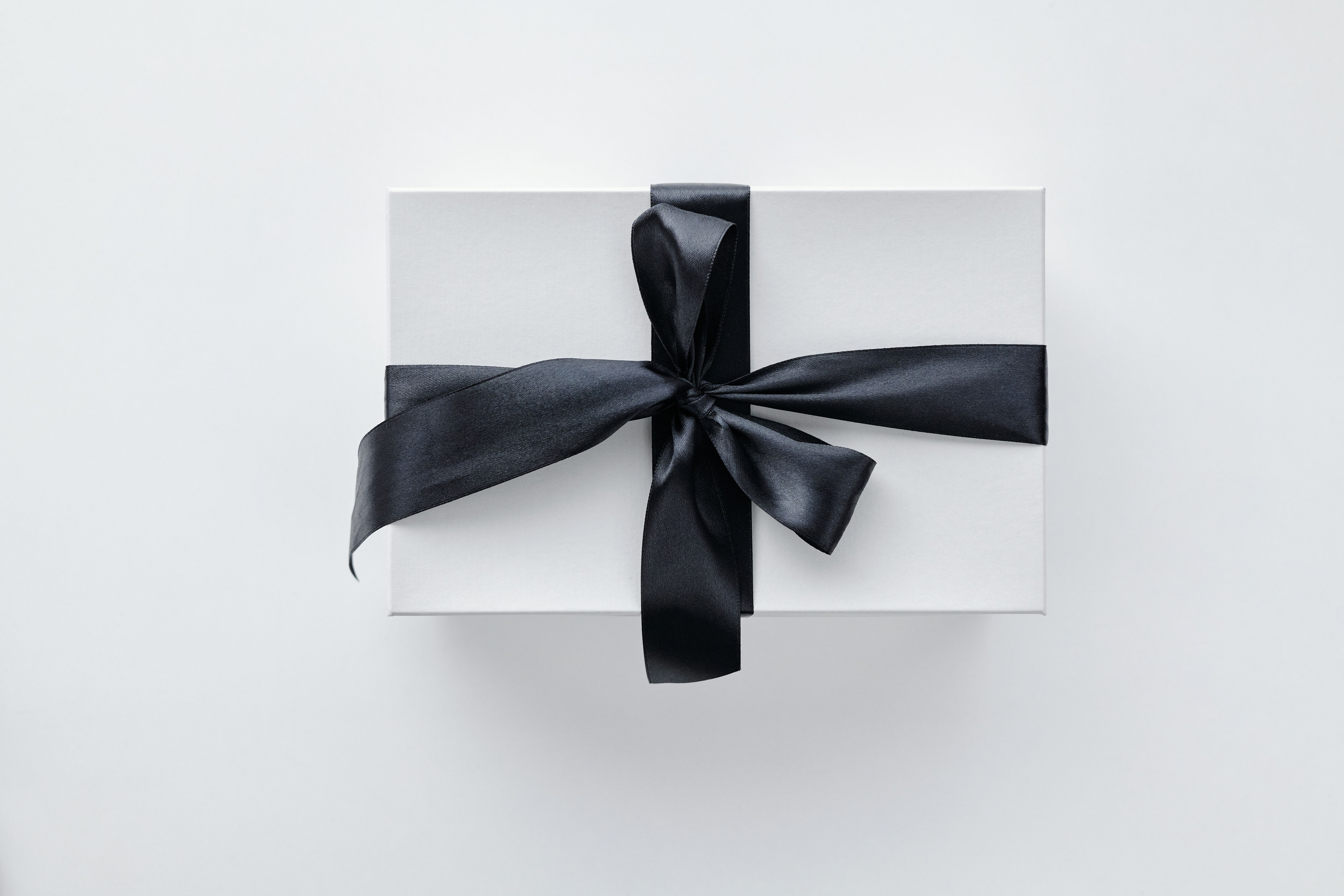 How Triangle Double-Sided Tape Applicator Machines Revolutionize Luxury Gift Box Production