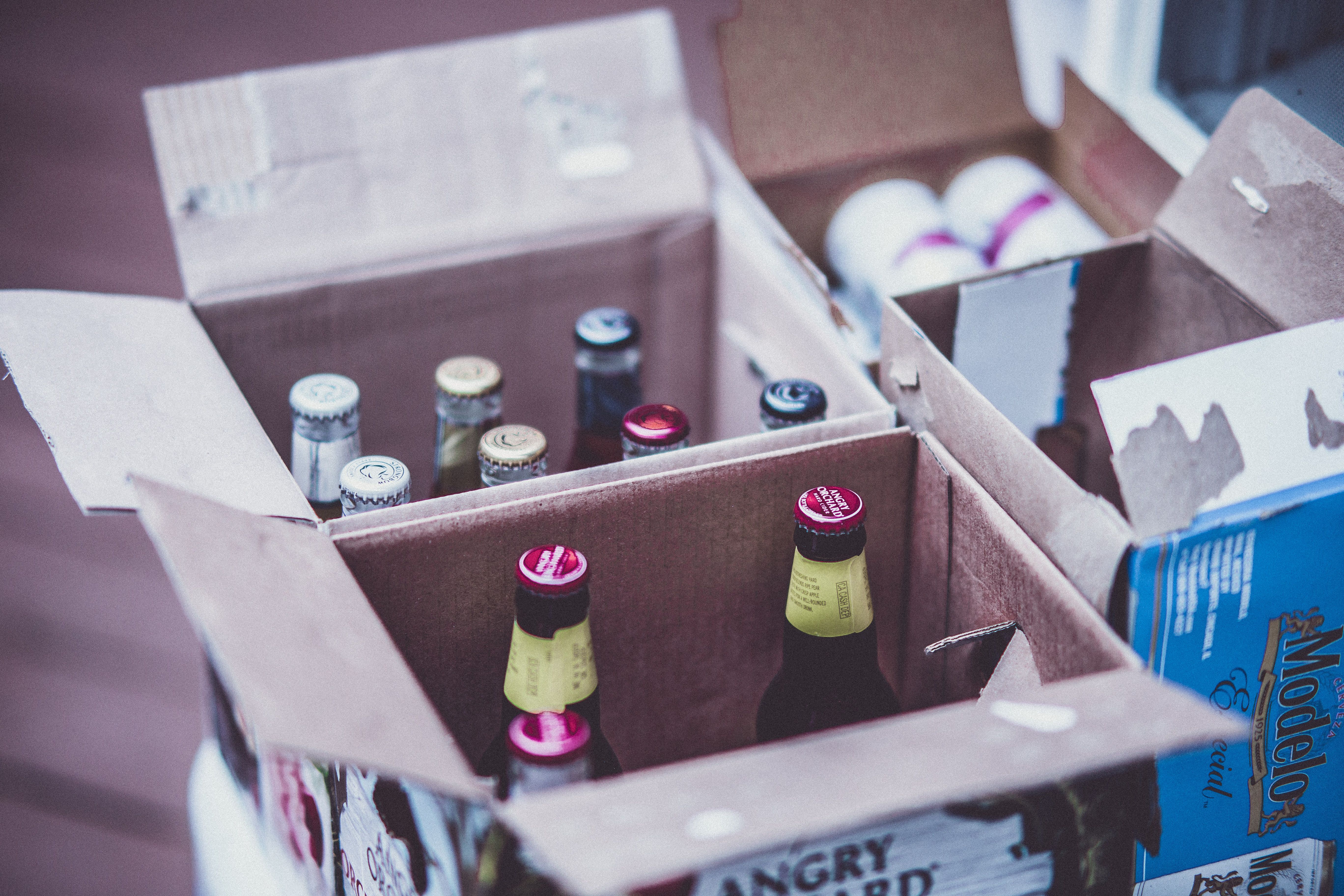 How Semi-Automatic Corrugated Folding and Gluing Machine Improves Beverage Packaging Production