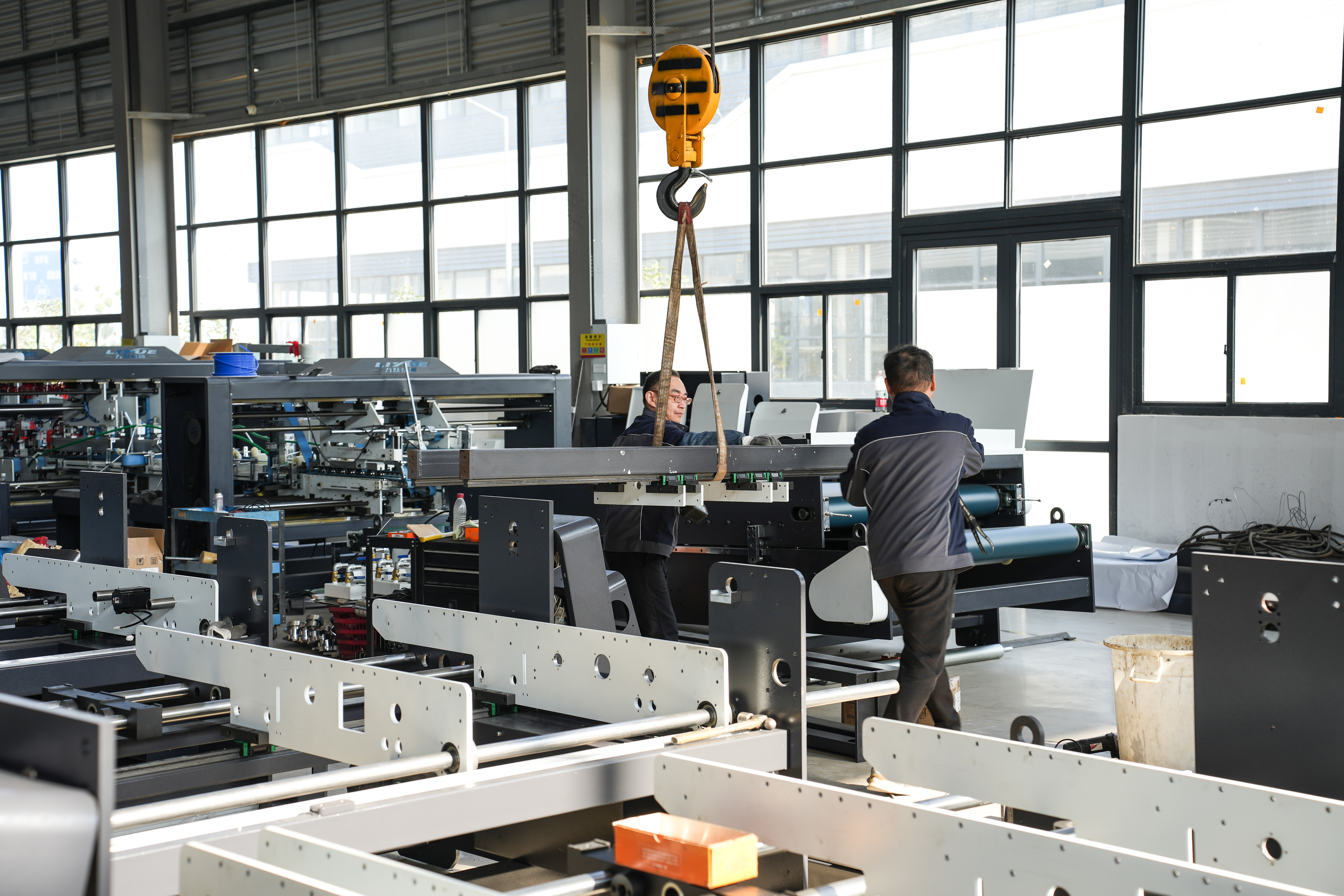 How Corrugated Box Folder Gluer Machines Achieve Strong Bonding with Hot and Cold Glue Application Systems